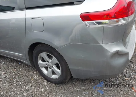 2013 Toyota Sienna Le V6 8 Passenger z USA, uszkodzony, nr VIN 5TDKK3DC8DS307315